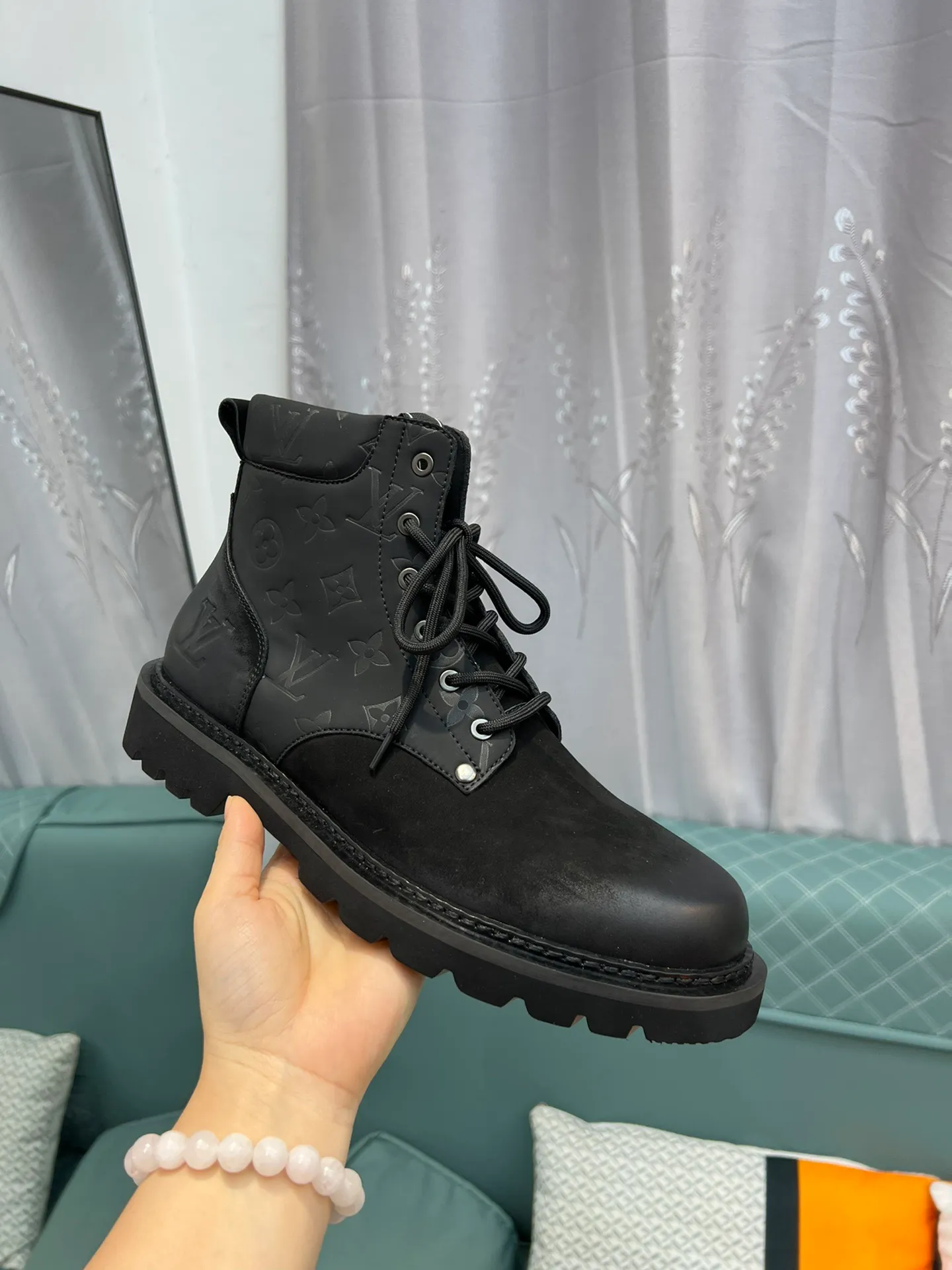 Men's shoes 💰900 L Home - the latest LV men's business casual boots, luxury and nobility are a must, all made of imported original first-layer cowhide, just to create a more comfortable wearing experience, ➕top imported water-dyed full cow lining, original high wear-resistant outsole! 👏👏 Size: Male 39-44; (38 45 46 customized)